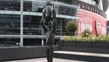 У стадиона "Арсенала" установили памятник Арсену Венгеру
