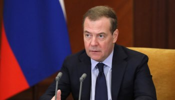 Медведев побывал на пороховом заводе и призвал улучшать боеприпасы