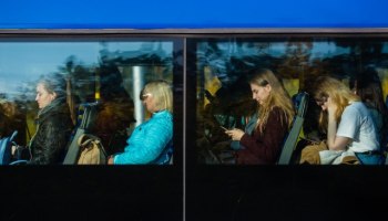 ​В Сургуте женщине зажало ногу в переполненном автобусе