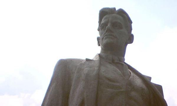 "Здесь будет мой памятник": 65 лет назад Маяковский "прописался" на Триумфальной
