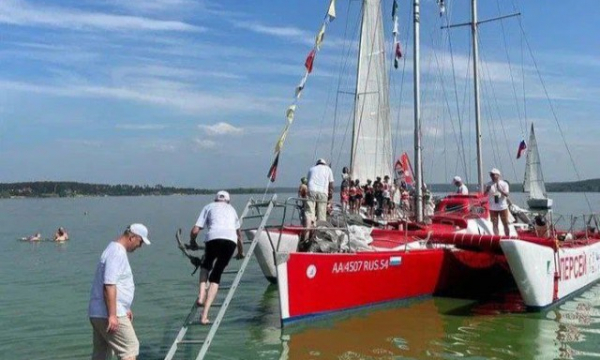 В ХМАО пришвартуется тримаран с путешественниками из Бердска